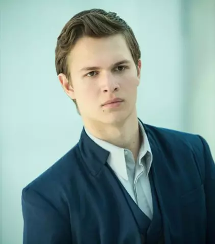 Actorul Ansel Elgort („Divergent”) a semnat un nou contract de DJ