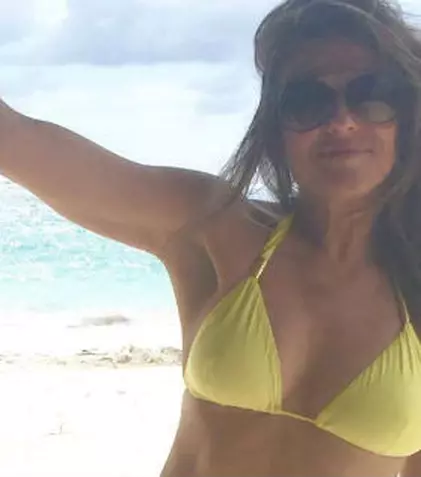 Elizabeth Hurley are un corp de invidiat la 50 de ani