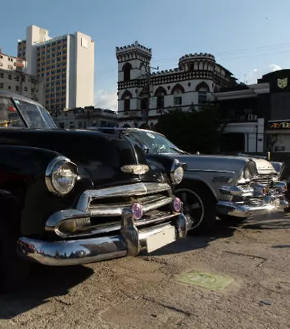 Prima serie TV filmată integral în Cuba: „Cuba și mașinile americane”