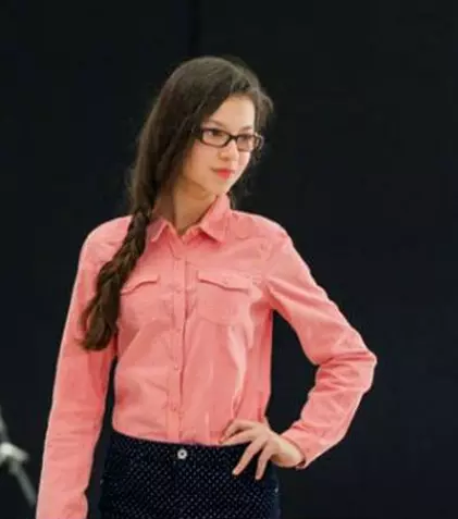 O recunoașteți? Cleopatra Stratan invitată la „Deschis la distracție”