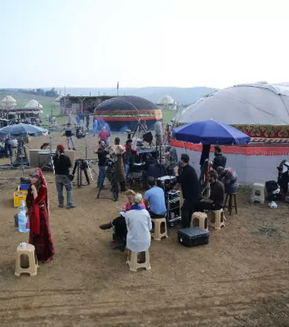 Actorii din serialul „Putere şi glorie” (Prima TV) trăiesc ca în secolul XIII