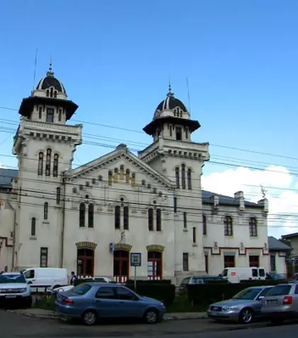 „Gările de poveste” ale lui Elie Radu