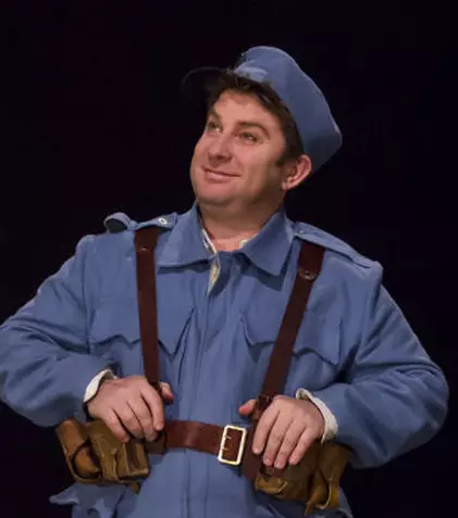 Pavel Bartoș este soldatul Svejk, în noul spectacol de la Teatrul Odeon