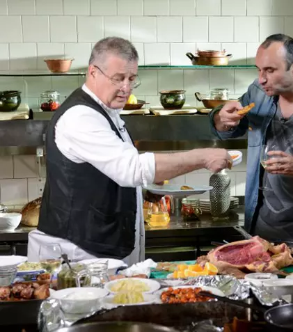 Colţunaşi cu... poezie, la „Politică şi delicateţuri”