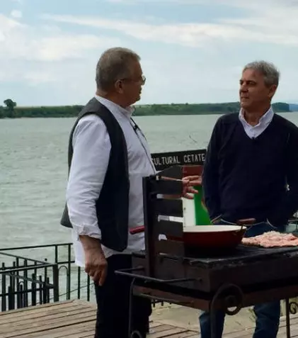 „Politică şi delicateţuri”, ca de la poet la... poet