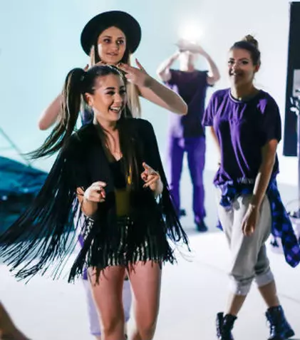 Nicole Cherry şi Connect-R au lansat piesa „Se poartă vara”