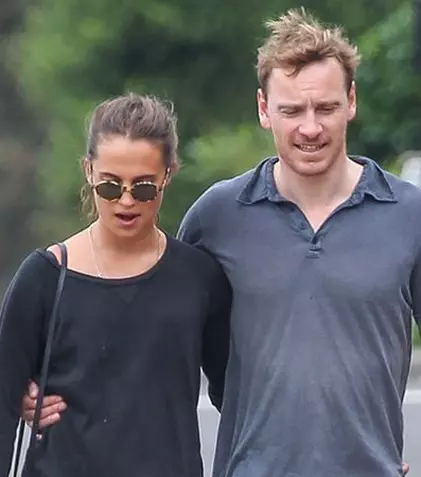 Michael Fassbender și Alicia Vikander se iubesc doar de ochii lumii