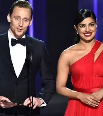 La Emmy, Tom Hiddleston a flirtat cu succes cu Priyanka Chopra