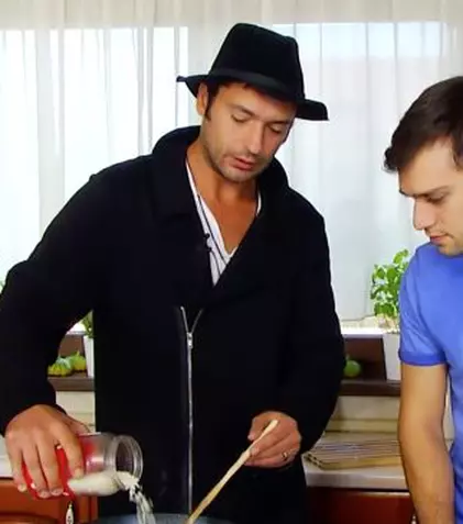 Radu Vâlcan gătește la „Happy Food by Vlad” de pe Happy Channel