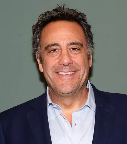 FOTO. Brad Garrett („Dragul de Raymond”) s-a logodit cu o tinerică