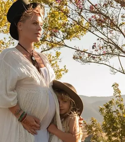 FOTO. Pink aşteaptă al doilea ei copil, cu soţul Carey Hart