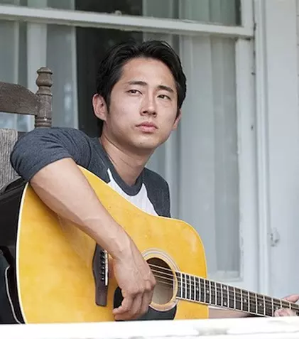 FOTO. Steven Yeun („The Walking Dead”) s-a însurat, alături de colegi