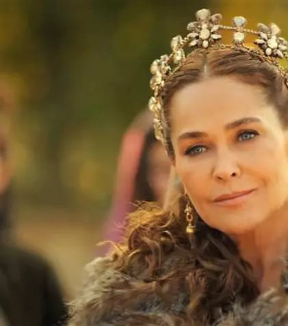 FOTO. Cine e Hülya Avşar, sultana-mamă Safiye din serialul “Kösem”, de la Kanal D