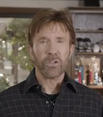 La mulţi ani, Chuck Norris! Cum a început isteria bancurilor cu starul din „Walker, poliţist texan”