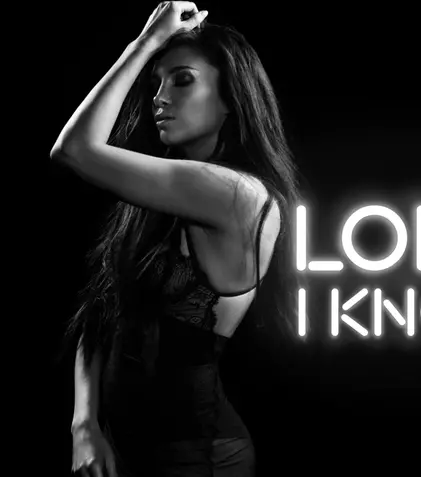 Lora a lansat videoclipul piesei „I Know”: „Alter ego-ul meu este pe scenă. Se reinventează şi evoluează constant”