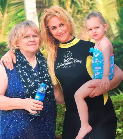 Meryem Uzerli şi-a dus familia în Abu Dhabi