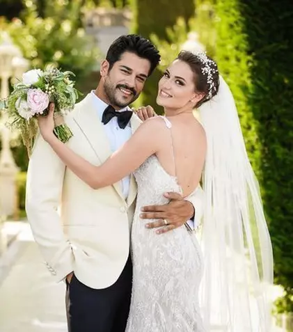 FOTO. Burak Özçivit şi Fahriye Evcen au plecat în luna de miere. Unde se relaxează actorul din „Dragoste infinită”
