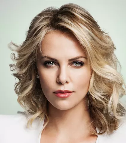 Charlize Theron și-ar putea relua rolul Furiosa din „Mad Max: Drumul furiei”