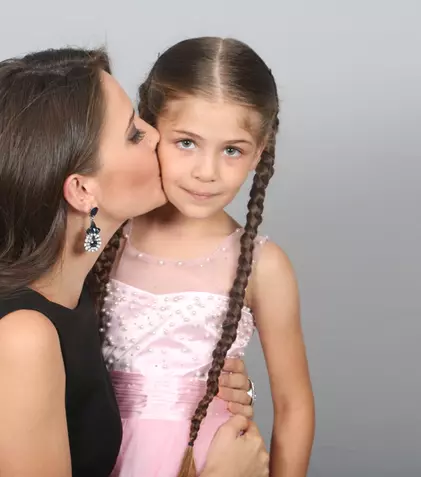 Selin Sezgin și Isabella Damla Güvenilir revin, de astăzi, la tv. La Happy Channel începe sezonul 3 „Elif”