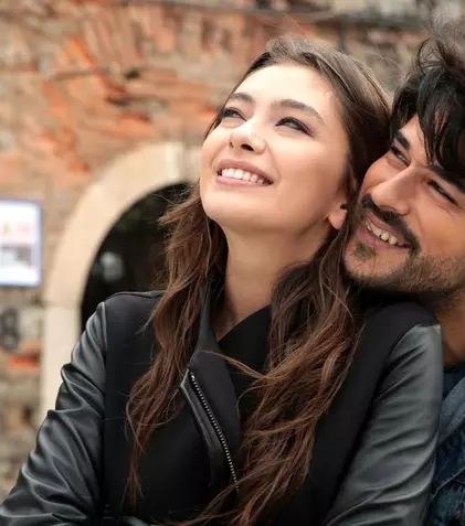 Nu ratați! Diseară se termină serialul „Dragoste infinită” (Kanal D), cu Neslihan Atagül şi Burak Özçivit