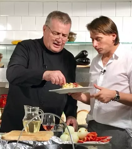 Dinescu găteşte alături de Marius Manole la „Politică și delicatețuri”