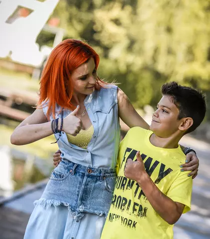 GALERIE FOTO. Cristina Ciobănașu și Victor Popescu, sărbătoriți pe platourile de filmare de la „Fructul oprit”