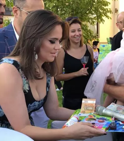 FOTO. Gabriela Cristea i-a rupt turta fetiței sale: „Am avut privilegiul sã trãiesc cea mai frumoasă și mai caldă zi din viaţa mea”