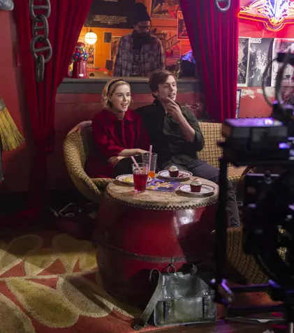 Imagini și povești din culisele serialului „Chilling Adventures of Sabrina”