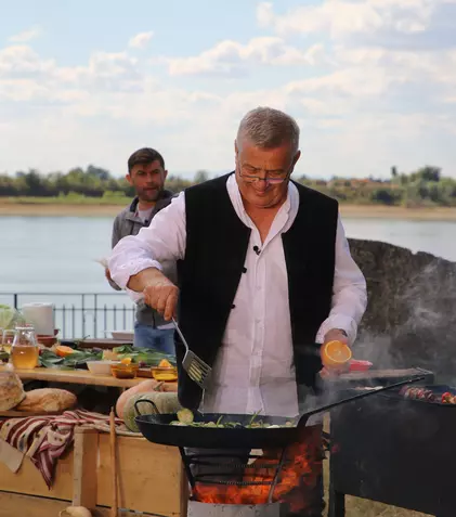 FOTO. La Cetate, Dinescu găteşte cu şi pentru actorul Lucian Ghimişi