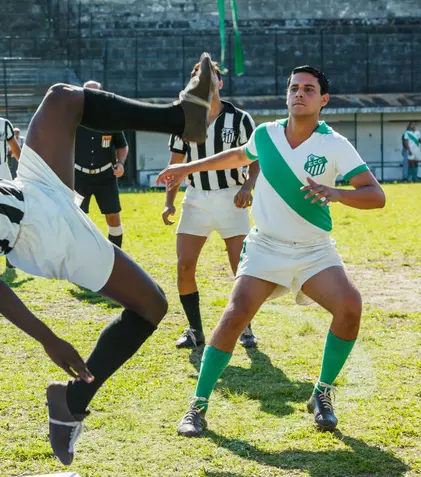 GALERIE FOTO. TVR 1 difuzează vineri filmul „Pele”, povestea eroului de la periferia oraşului Sao Paolo