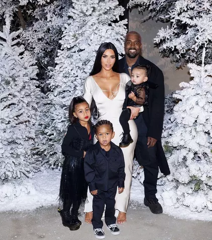 Kim Kardashian a confirmat oficial că al patrulea copil al său va fi cu ajutorul unei mame surogat. Câți copii mai vrea vedeta să aibă