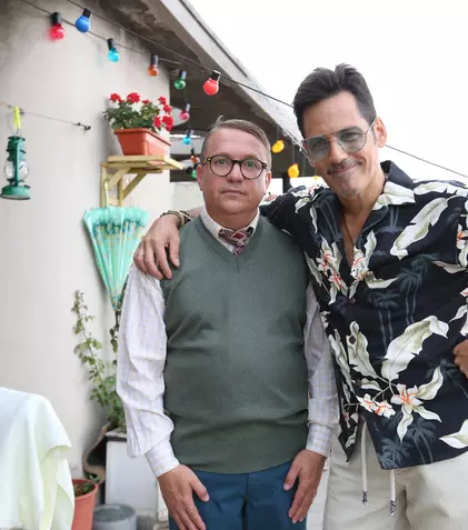 FOTO. Cine sunt prietenii lui Ștefan Bănică și soția lui Marius Florea Vizante, în serialul de comedie „Liber ca pasărea cerului”