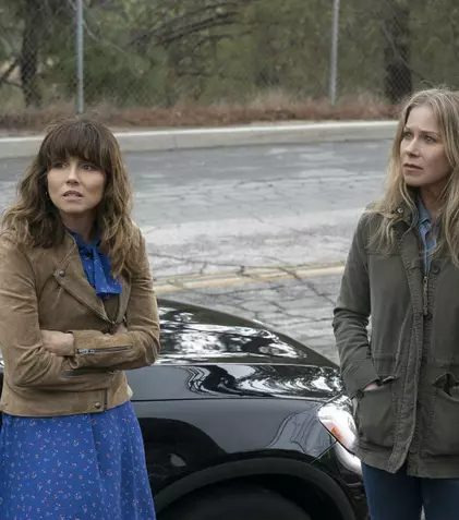 Noul serial Netflix „Dead to Me”, cu Christina Applegate și Linda Cardellini, se lansează vineri, 3 mai
