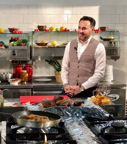 Un politician la cratiță! Primarul Gheorghe Falcă este invitatul lui Mircea Dinescu la „Politică şi delicateţuri”