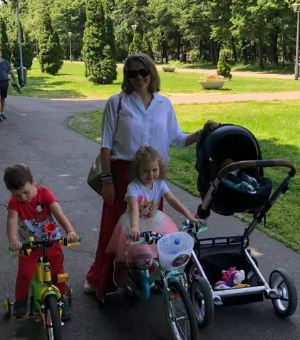 FOTO. Mirela Vaida a ieșit la plimbare, în formulă completă. Cum se descurcă vedeta cu trei copii