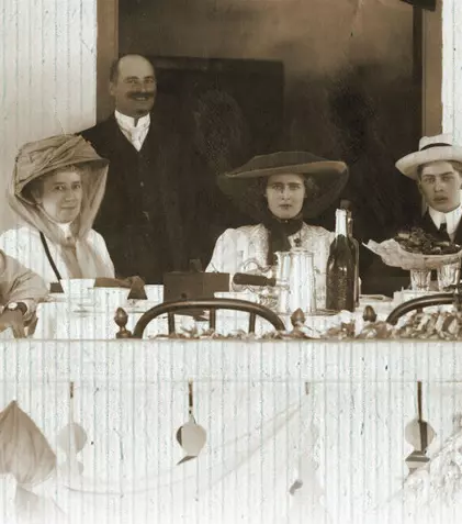 Editura Corint lansează volumul „Mese și meniuri regale. Eleganță, fast și bun-gust”, de Ștefania Dinu