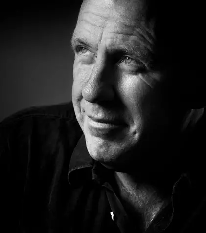 Scriitorul australian Richard Flanagan, câștigător al Premiului Man Booker, vine în România