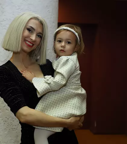 FOTO. Apariție încântătoare la gala premiilor TVMania 2019. Ce a făcut Ella, fiica Andreei Bălan, când a ridicat premiul emisiunii „Te cunosc de undeva”