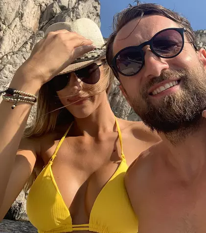 Dani Oțil a cerut-o în căsătorie pe iubita sa, Gabriela Prisăcariu. Cum arată inelul