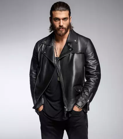 FOTO. Can Yaman, protagonistul serialului turcesc „Vis de iubire”, a plecat în armată. Schimbarea șocantă de look a actorului