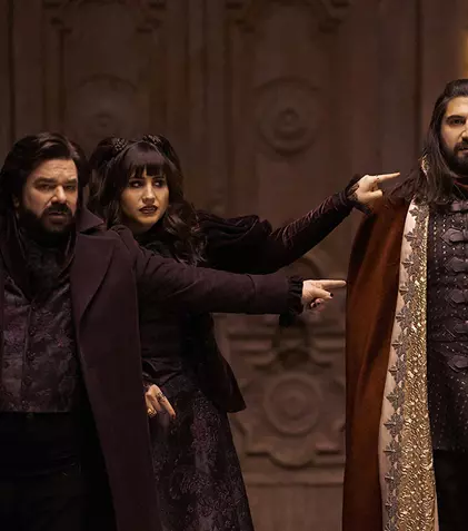 Din 2 aprilie, HBO 3 difuzează primul sezon al serialului „Ce facem în umbră”. Despre ce e vorba