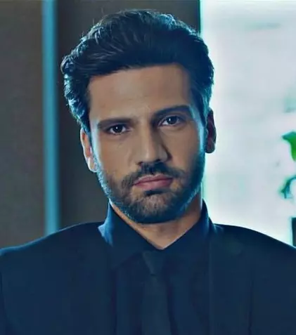 Kaan Urgancıoglu, Emir din „Dragoste infinită”, poate fi văzut de azi pe Netflix, în serialul „Așk 101”