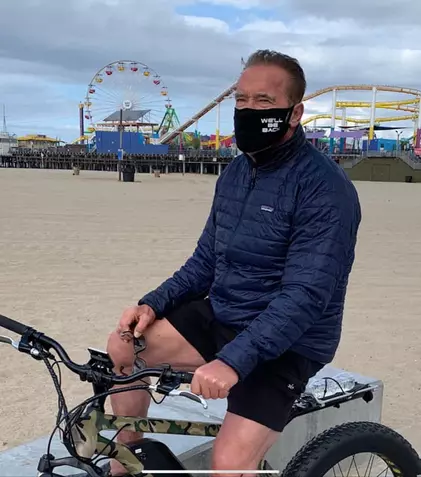 Arnold Schwarzenegger va dona măști cu replica sa din „Terminatorul”