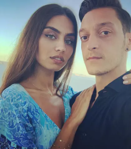 Superba turcoaică Amine Gülse („Prizoniera dragostei”) a devenit mămică! Prima imagine cu bebelușul