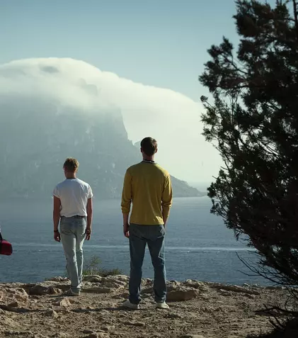 „White Lines”, noul serial al lui Álex Pina, creatorul „La Casa de Papel”, este disponibil de azi pe Netflix