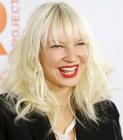 Sia a devenit mamă. Cântăreața australiană a anunțat că a adoptat doi adolescenți în vârstă de 18 ani