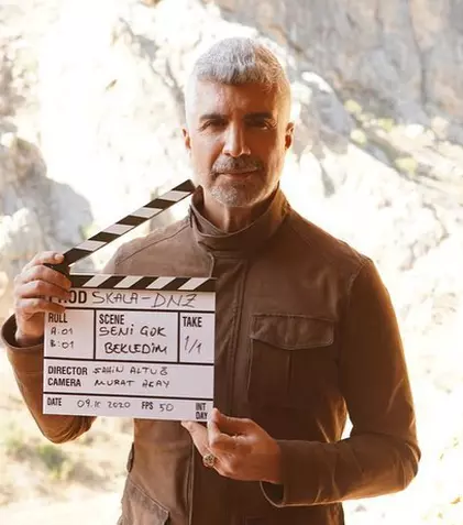 Özcan Deniz a început filmările pentru noul său proiect, „Seni Çok Bekledim”. Primele imagini cu protagoniștii