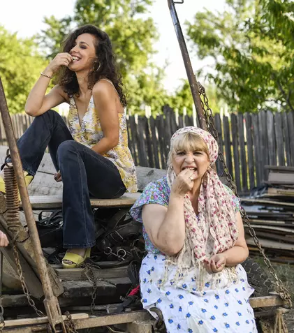 Nuami Dinescu, Alina Florescu, Tatiana Şelaru şi Răzvan „Krem” Alexe dau viaţă personajelor din mahala în serialul „Adela”