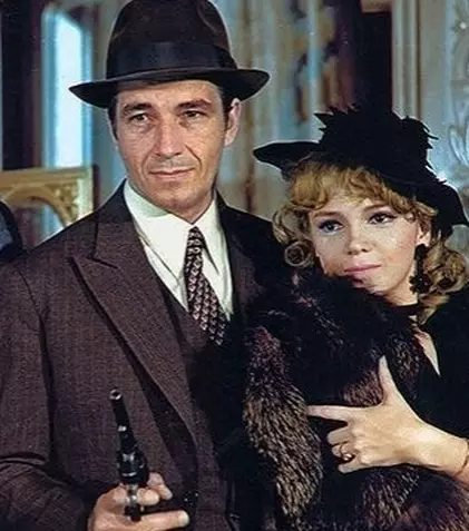 TVR 1 va difuza, în fiecare weekend, filme din seria „Comisarul”, cu Sergiu Nicolaescu. Primul pe listă, „Cu mâinile curate”