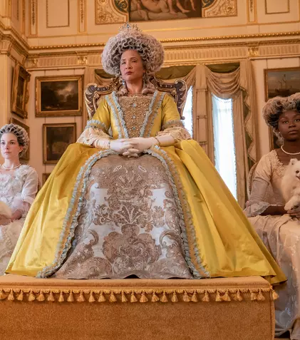 „Bridgerton”. Cum s-a transformat un pariu îndrăzneț în cel mai vizionat serial Netflix